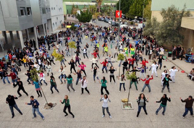 Más de 200 personas participan en un flashmob organizado por la facultad de Educación - 1, Foto 1