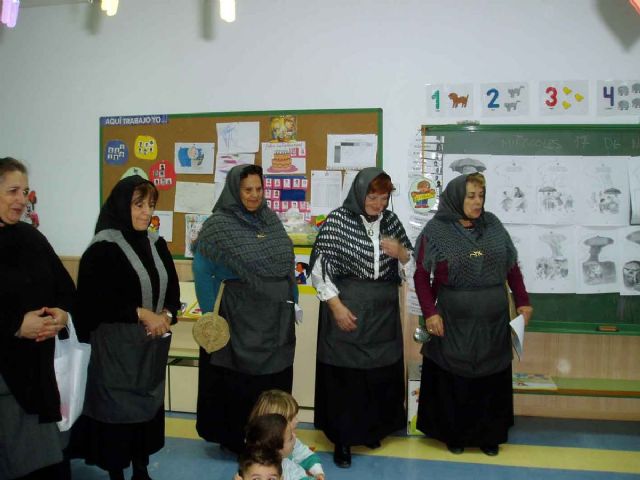 Las Castañeras anuncian el frió otoñal en centros de mayores y colegios - 1, Foto 1