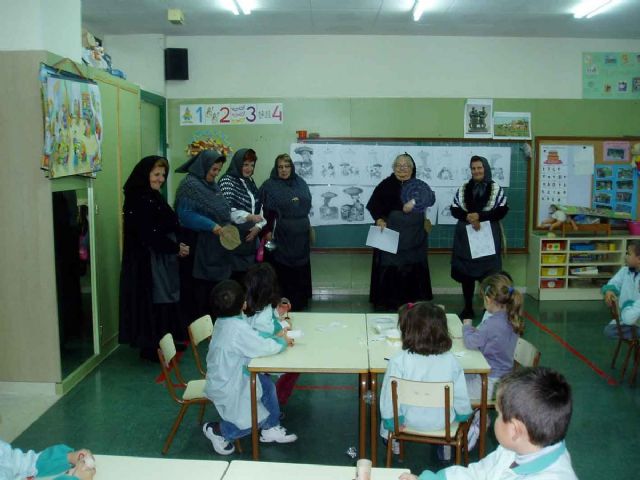 Las Castañeras anuncian el frió otoñal en centros de mayores y colegios - 2, Foto 2