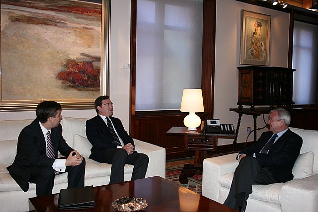 El presidente de la Comunidad, Ramón Luis Valcárcel, recibe al presidente de la empresa Pricewater houseCoopers (PwC) España - 1, Foto 1