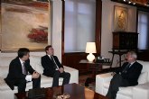 El presidente de la Comunidad, Ramn Luis Valcrcel, recibe al presidente de la empresa Pricewater houseCoopers (PwC) España