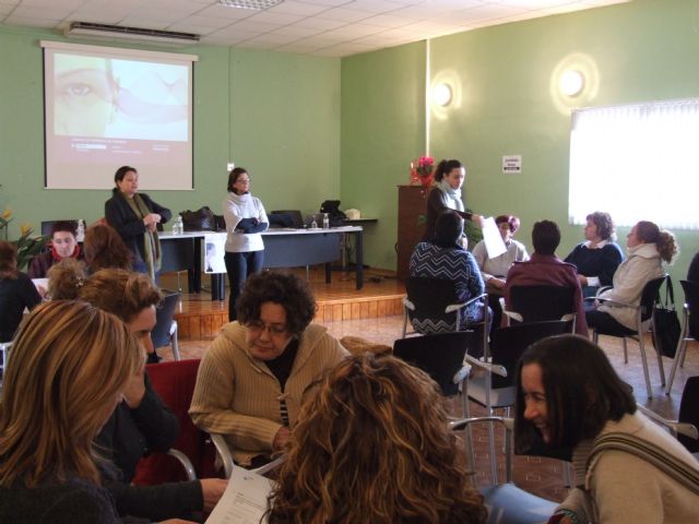 Una conferencia y un maratón de baile muestran el rechazo a la violencia de la Mujer - 2, Foto 2