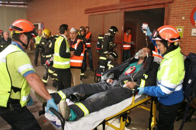Los bomberos de Murcia colaboran en el simulacro de incendio organizado esta mañana en el Hospital Virgen de la Arrixaca - 1, Foto 1