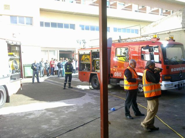 Los bomberos de Murcia colaboran en el simulacro de incendio organizado esta mañana en el Hospital Virgen de la Arrixaca - 2, Foto 2