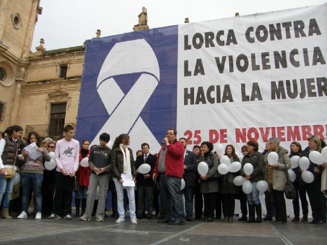 Los jóvenes lorquinos, los primeros en mostrar su solidaridad en el Día Mundial Contra la Violencia de Género - 1, Foto 1