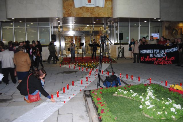 Manifiesto, velas y flores en recuerdo de las víctimas de la violencia de género - 2, Foto 2