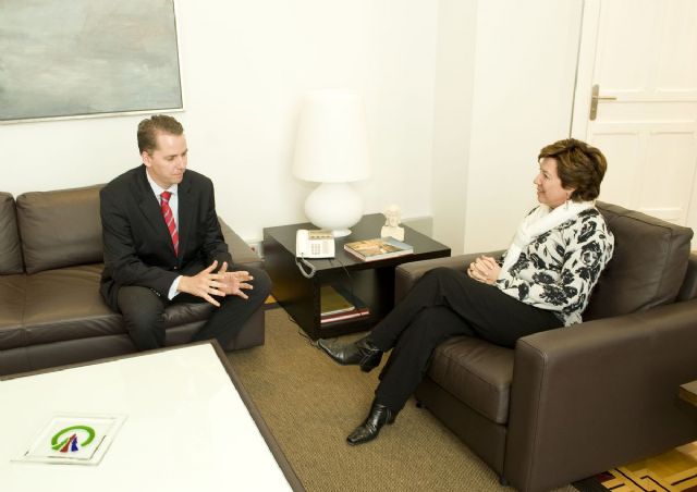 Ayuntamiento y Consulado fomentarán la integración de los ingleses que viven en el municipio - 1, Foto 1