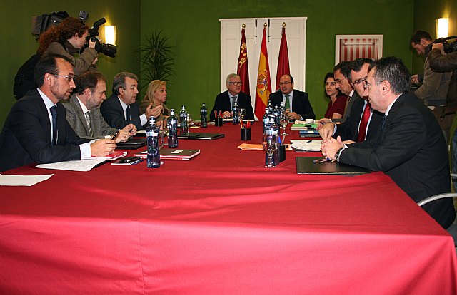 El presidente de la Comunidad Autónoma, Ramón Luis Valcárcel, presidió la reunión del Consejo de Gobierno, celebrada en el municipio de Puerto Lumbreras., Foto 1