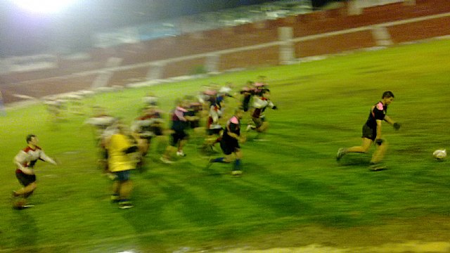 Patada a seguir del Universitario del UCAM en el momento de ser recogida por la zaga del Club de Rugby Lorca , Foto 1