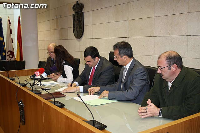 El ayuntamiento de Totana y el rea III del Servicio Murciano de Salud firman un convenio - 1