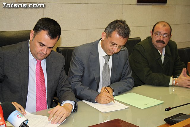 El ayuntamiento de Totana y el rea III del Servicio Murciano de Salud firman un convenio - 3