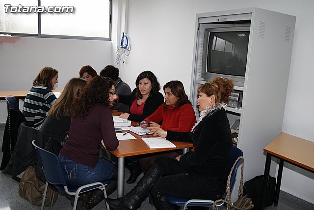 Visita a los alumnos de diversos cursos que se imparten en el Centro de Desarrollo Local - 12