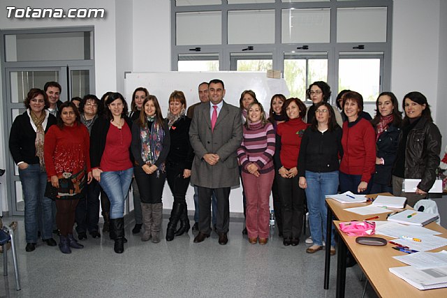 Visita a los alumnos de diversos cursos que se imparten en el Centro de Desarrollo Local - 21