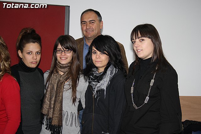 Visita a los alumnos de diversos cursos que se imparten en el Centro de Desarrollo Local - 40