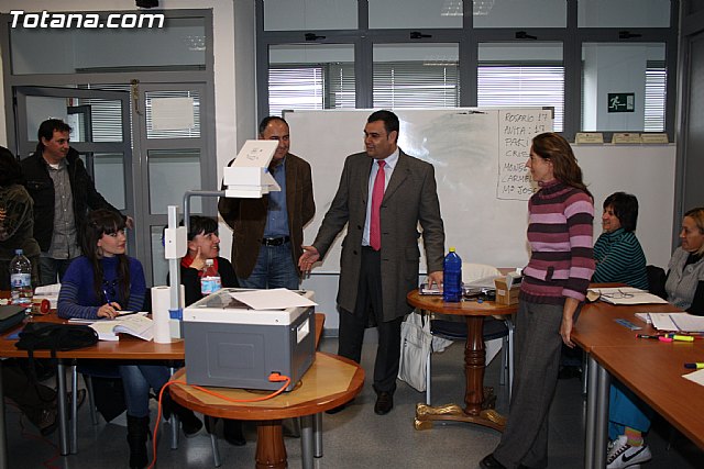 Visita a los alumnos de diversos cursos que se imparten en el Centro de Desarrollo Local - 43