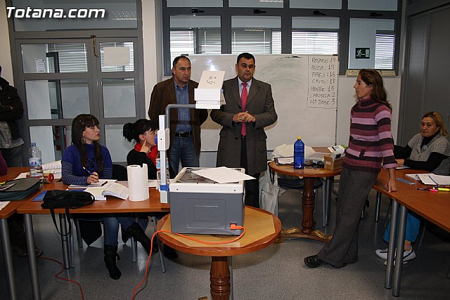 Visita a los alumnos de diversos cursos que se imparten en el Centro de Desarrollo Local - 56
