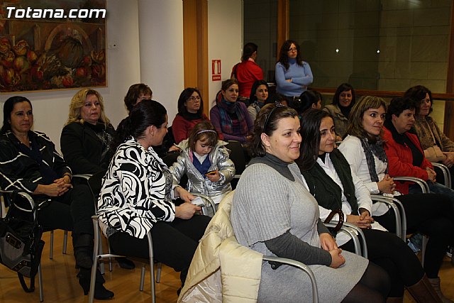 Entrega de diplomas de los cursos de salud para mujeres inmigrantes y de cuidados de personas dependientes - 3