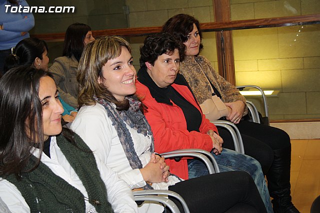 Entrega de diplomas de los cursos de salud para mujeres inmigrantes y de cuidados de personas dependientes - 4