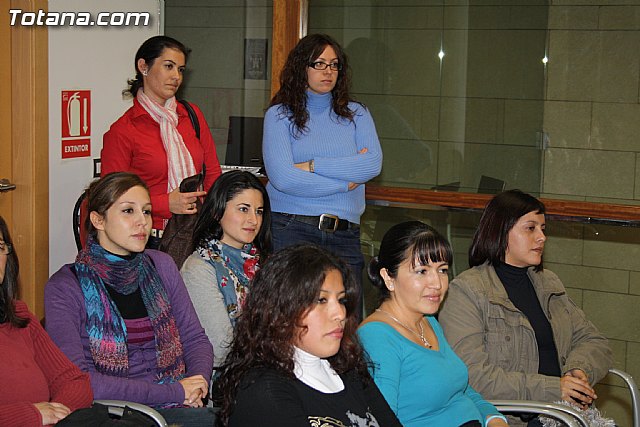 Entrega de diplomas de los cursos de salud para mujeres inmigrantes y de cuidados de personas dependientes - 6