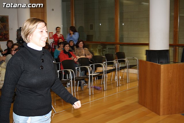 Entrega de diplomas de los cursos de salud para mujeres inmigrantes y de cuidados de personas dependientes - 9