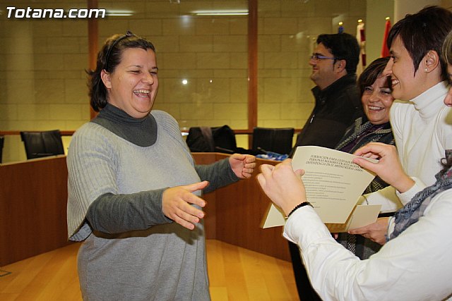 Entrega de diplomas de los cursos de salud para mujeres inmigrantes y de cuidados de personas dependientes - 23