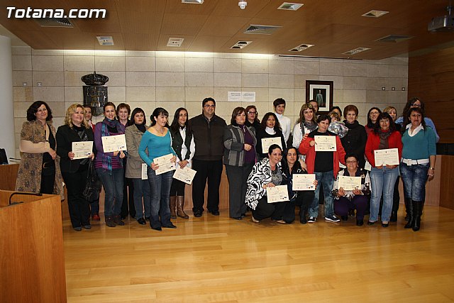 Entrega de diplomas de los cursos de salud para mujeres inmigrantes y de cuidados de personas dependientes - 30