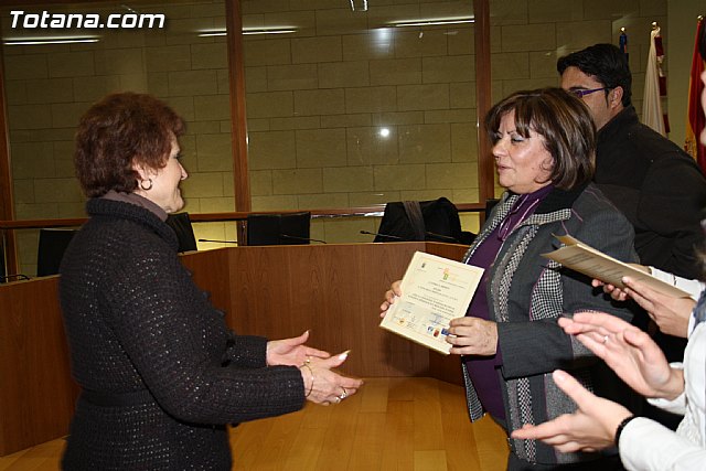 Entrega de diplomas de los cursos de salud para mujeres inmigrantes y de cuidados de personas dependientes - 24