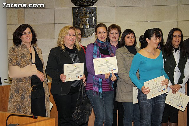 Entrega de diplomas de los cursos de salud para mujeres inmigrantes y de cuidados de personas dependientes - 31