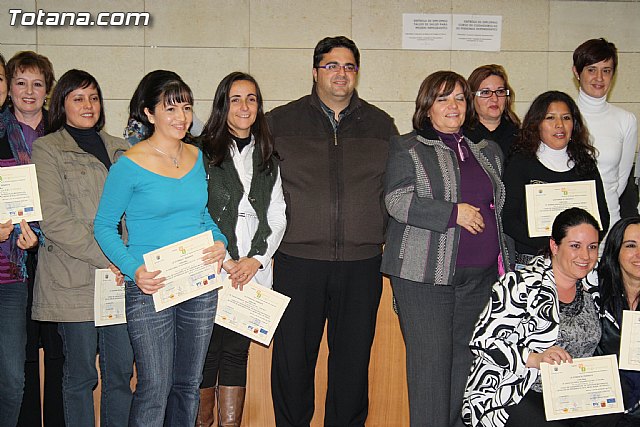Entrega de diplomas de los cursos de salud para mujeres inmigrantes y de cuidados de personas dependientes - 32