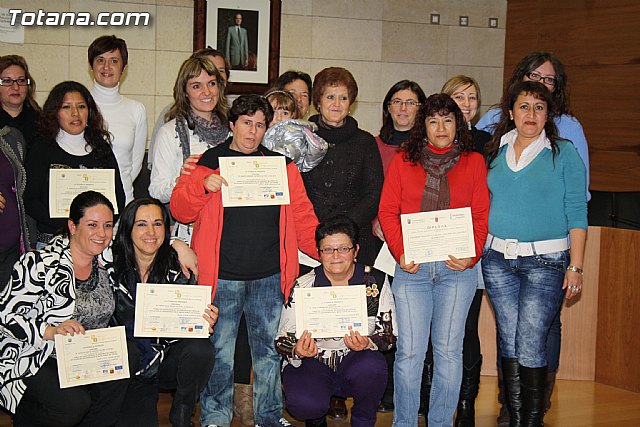 Entrega de diplomas de los cursos de salud para mujeres inmigrantes y de cuidados de personas dependientes - 33