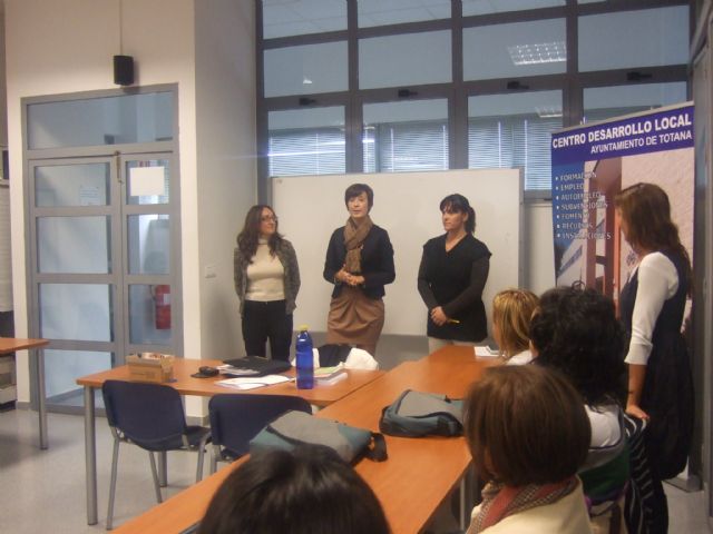 La concejal de la Mujer visita a los alumnos del curso de Atención sociosanitaria a personas dependientes en instituciones sociales, Foto 1