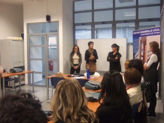 La concejal de la Mujer visita a los alumnos del curso de Atención sociosanitaria a personas dependientes en instituciones sociales, Foto 2