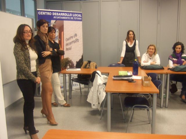 La concejal de la Mujer visita a los alumnos del curso de Atención sociosanitaria a personas dependientes en instituciones sociales, Foto 3