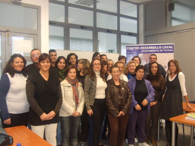La concejal de la Mujer visita a los alumnos del curso de Atención sociosanitaria a personas dependientes en instituciones sociales, Foto 4