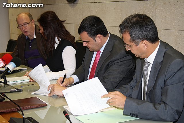 El ayuntamiento de Totana y el Área III del Servicio Murciano de Salud firman un convenio, Foto 1