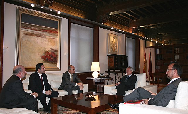 El jefe del Ejecutivo murciano recibe a Philippe Enaud, consejero delegado de la empresa Dalkia España - 1, Foto 1