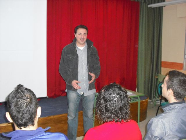 Los alumnos del instituto Prado Mayor participan en un taller para conocer los servicios y recursos prestados por el CDL, Foto 1