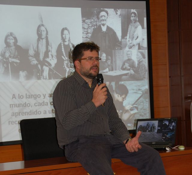 El profesor de botánica José Fajardo ofreció una charla sobre el uso y beneficio para el hombre del mundo vegetal - 1, Foto 1