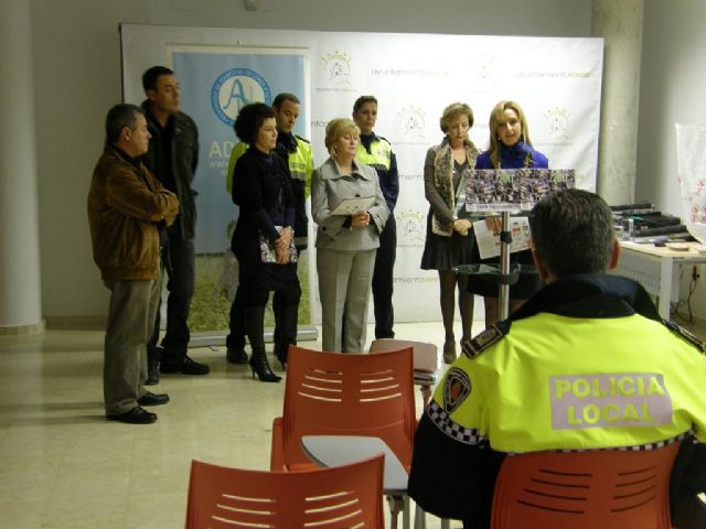ADILOR edita un calendario con fotografías de Policías Locales de Lorca para ayudar a menores diabéticos del municipio - 1, Foto 1