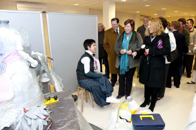 Una original puesta en escena abre las puertas del local social de La Manga - 4, Foto 4