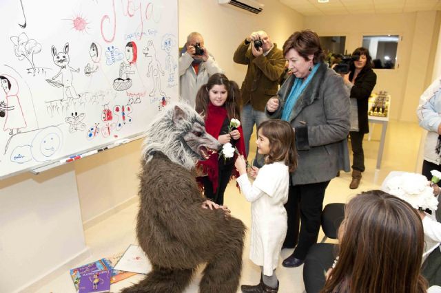 Una original puesta en escena abre las puertas del local social de La Manga - 5, Foto 5