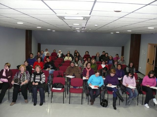 Un total de 50 personas asisten a un taller de cuidadores de personas dependientes que se está impartiendo - 1, Foto 1