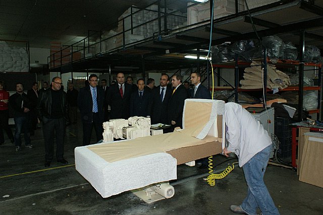Un novedoso sistema robotizado para la fabricación de sofás permite reducir hasta 40% el tiempo de producción - 1, Foto 1