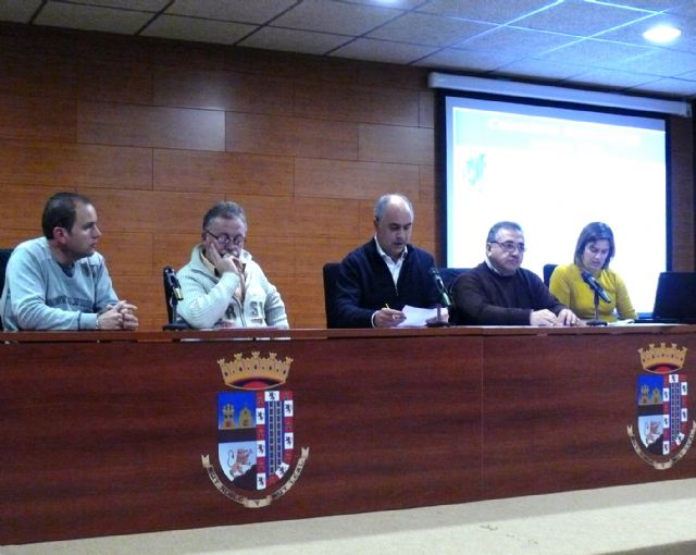 Los comerciantes acuerdan abrir hasta mediodía el día de jueves santo, el 20 de agosto y el 26 de diciembre de 2011 - 2, Foto 2