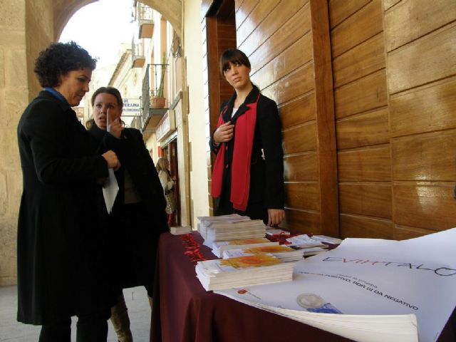 Repartirán 3000 folletos informativos, 2500 lazos rojos, 2000 pegatinas, 1500 preservativos y 500 carteles para prevenir el SIDA - 1, Foto 1