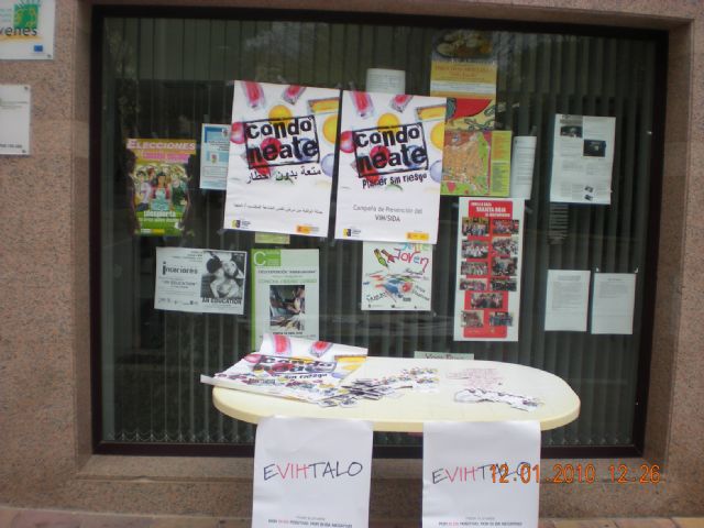 La concejalía de Juventud y Sanidad conmemora el Día del Sida con el reparto de material informativo - 1, Foto 1