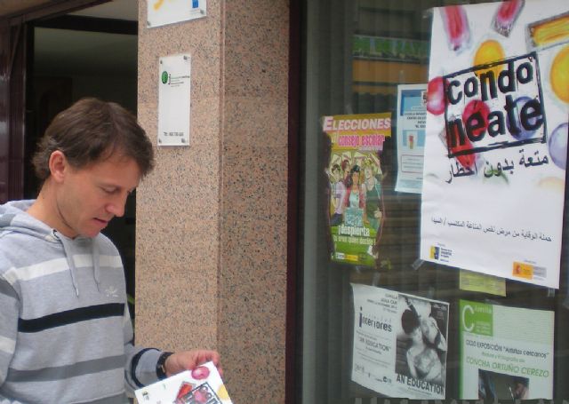 La concejalía de Juventud y Sanidad conmemora el Día del Sida con el reparto de material informativo - 2, Foto 2