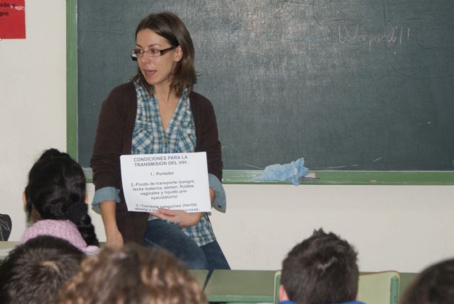 La concejalía de Juventud imparte charlas de educación sexual a jóvenes de 3° y 4° de la ESO - 1, Foto 1