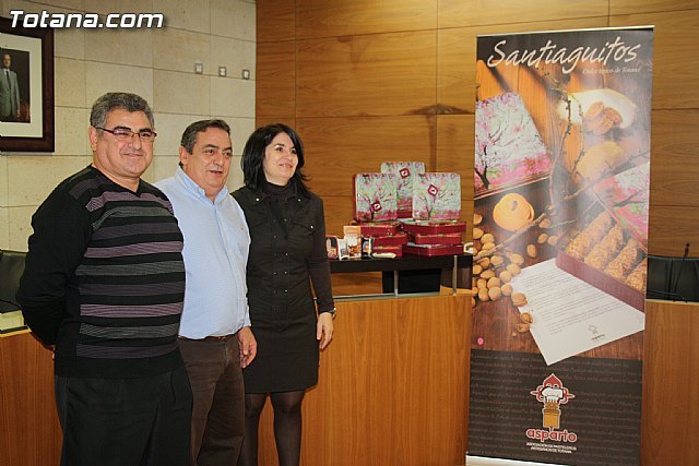 La Asociación de Pasteleros Artesanos de Totana presenta el nuevo diseño y formato de las cajas de Santiaguitos, dulces típicos de Totana, Foto 1
