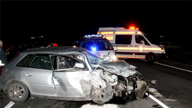 Cruz Roja de Águilas asiste un grave accidente de tráfico en la carretera que une Purias con La Escucha, en las cercanías de la Autovía Lorca-Águilas - 1, Foto 1